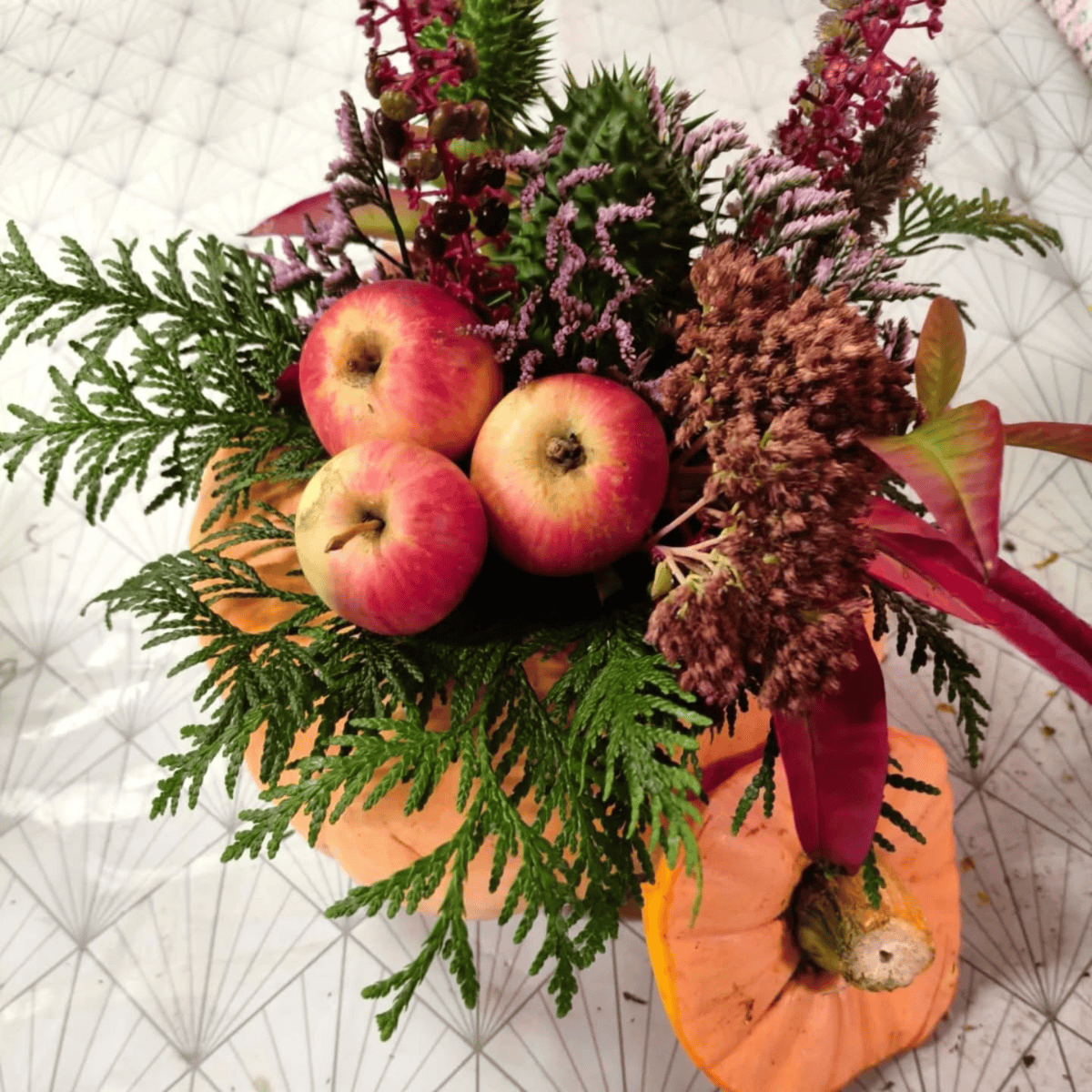 Herfststuk met appels en pompoen